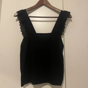 Svart söt topp - Skönt material, luftig, somrig