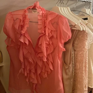Blus från Saint Tropez  - Super söt rosa blus från Saint tropez! Mycket bra skick , har aldrig kommit till användning❣️