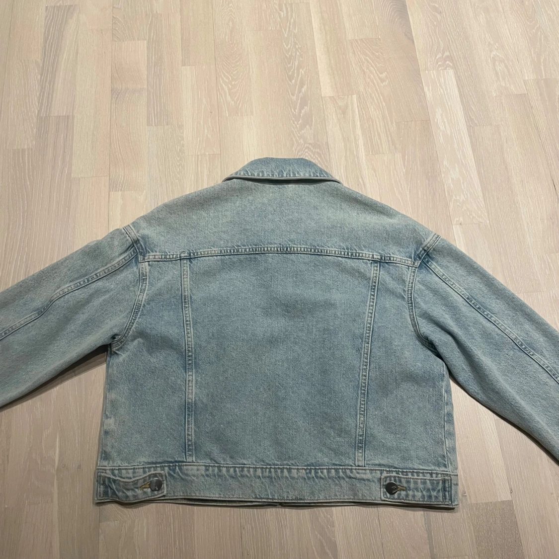 Ljusblå jeansjacka från bikbok  - 1