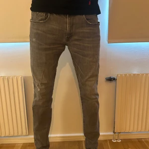 Replay anbass - Ett par riktigt feta replay anbass i färgen grå, midja 44 cm, längd 108 cm, w33 l32, passar perfekt för dig som söker nya jeans för bra pris, skick 9/10 tvek inte att höra av dig vid frågor!