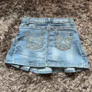 Utsvängd jeanskjol - Snygg jeanskjol i ljusblå denim med jätte fina detaljer, perfekt nu för sommaren!!🤍🌼
