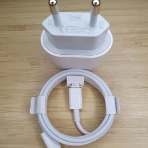 Vit 20W USB-C laddare med kabel, Z50 Type-C Quick Charging Set, 20W Charger and 60W 1m Type-C Cable - Säljer en vit 20W USB-C laddare med tillhörande kabel. Perfekt för snabb och effektiv laddning av dina enheter. Kompakt design som är lätt att ta med sig. Passar till de flesta moderna smartphones och surfplattor.