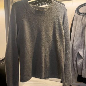 Grå tröja från Vero Moda - Säljer en stilren grå tröja från Vero Moda. Tröjan har en klassisk rund halsringning och långa ärmar. Perfekt för kyligare dagar och enkel att styla ned alla möjliga outfits, säljer pågrund av att ja har många stickade som jag använder mer💞