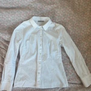 Vit skjorta från Anna Field - Säljer en figursydd vit skjorta från Anna Field i nyskick. Står ingen storlek men skulle säga S, bilder på kan fås vid intresse💕💕