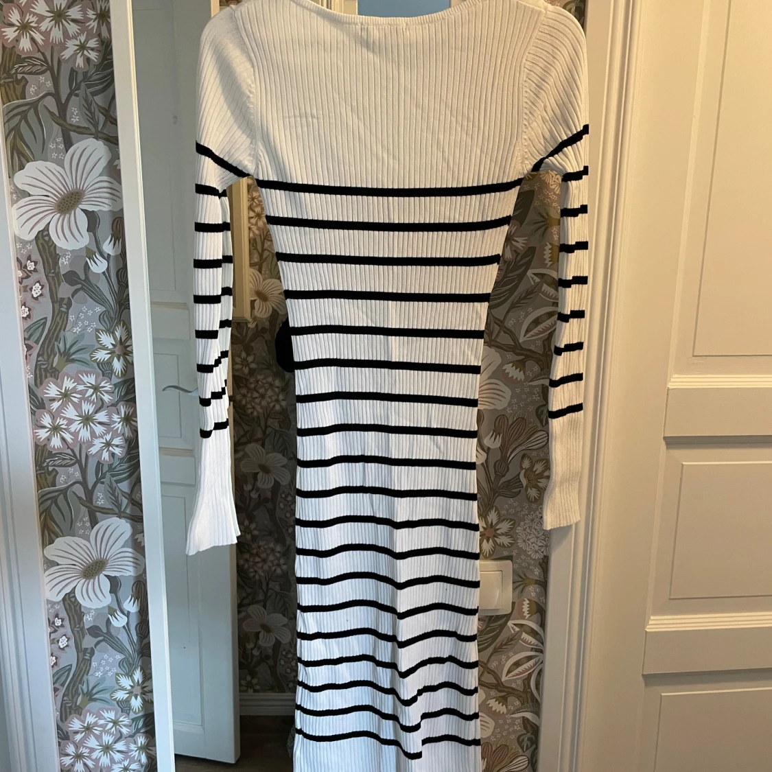 Stickad långklänning i randigt tyg  - 1