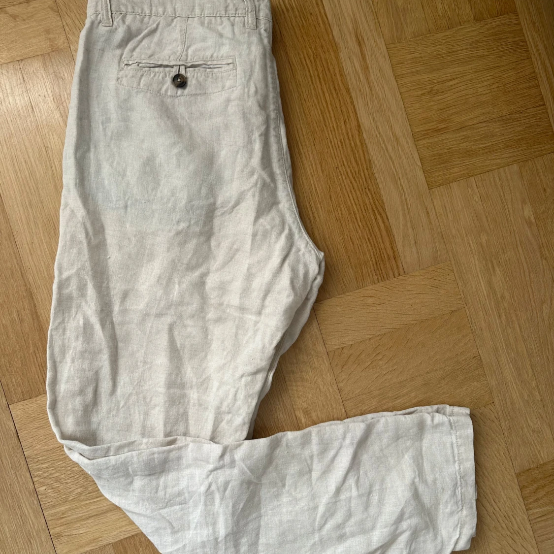 Beige linnebyxor med knappdetalj - 1