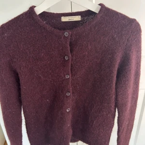 Vinröd kofta från Gina Tricot - Säljer en  vinröd kofta från Gina Tricot i storlek XS och premium quality. Säljer den då den nu är för liten för mig. Bra kvalitet och använd ett fåtals gånger!