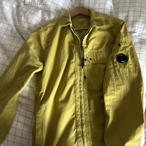 Overshirt från C.P. Company - Säljer en overshirt från C.P. Company då den åter säljs och jag har ej använt den. Jackan inga skromor. Perfekt nu till sommaren, skriv för fler bilder eller vid andra frågor, pris kan diskuteras