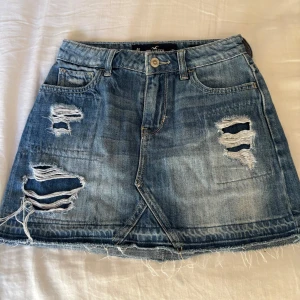 jeanskjol - snyggaste jeanskjolen från hollister i storlek 00 ( motsvarar xs) skriv för fler bilder💓