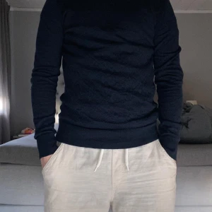 Mörkblå tröja från Samsøe Samsøe -  Säljer denna tröjan från Samsoe Samsoe på grund av att den krymptes i tvätten. Skulle säga att den passar någon runt 165 neråt.  Först var den strl S men nu XS.         Köpte den på NK i Göteborg för 1200 kr, HAR KVITTO!! Om det frågas.       