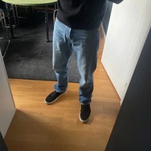 Blå Weekday jeans - Säljer ett par space relaxed Weekday jeans. Byxorna har en rak stil och är perfekta för en avslappnad look.