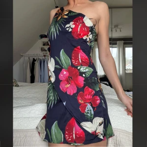 Blommig Zara klänning - Säljer denna fina one-shoulder klänning från Zara 💕