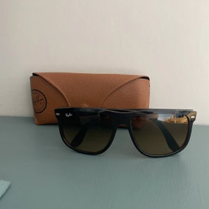 Ray-ban boyfriend - Snygga svarta solglasögon från Ray-Ban, modell Ray-Ban Boyfriend. Tillverkade i Italien med en klassisk design och mörka linser. Perfekta för soliga dagar. Levereras med original fodral.