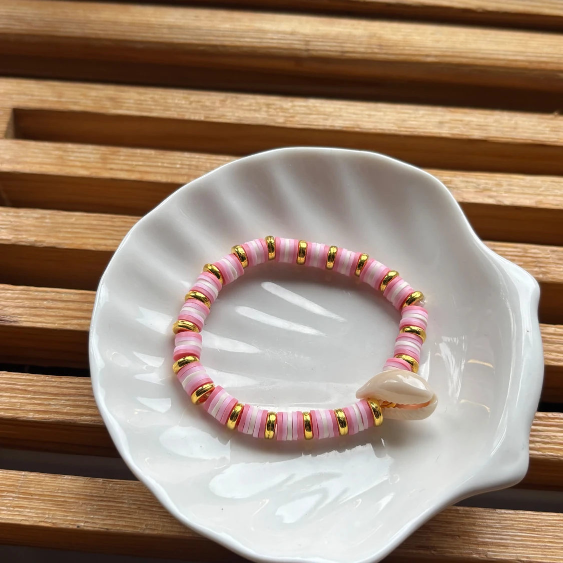 Färgglada pärlarmband med berlocker - 1