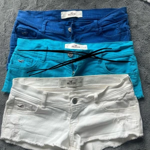 lågmidja jeansshorts från Hollister - Säljer två par snygga jeansshorts från Hollister i färgerna blå och vit. De har en lågmidjad design och är storlek w26 eller XS/S.