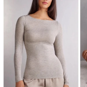 Beige långärmad tröja från Intimissimi - Nypris 489 kr. Priset är extra diskuterbart om du köper bundle så kolla gärna min profil🩷. Säljer en stilren beige långärmad tröja från Intimissimi. Tröjan är tillverkad i ett mjukt material med kashmir, vilket gör den extra bekväm och lyxig. Perfekt för en elegant och avslappnad look. Passar bra till både jeans och kjol. 