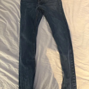 Blå jeans från LAB Industries - Säljer ett par klassiska blå jeans från LAB Industries. De har en normal passform med fem fickor och knappgylf. Perfekta för en avslappnad stil.