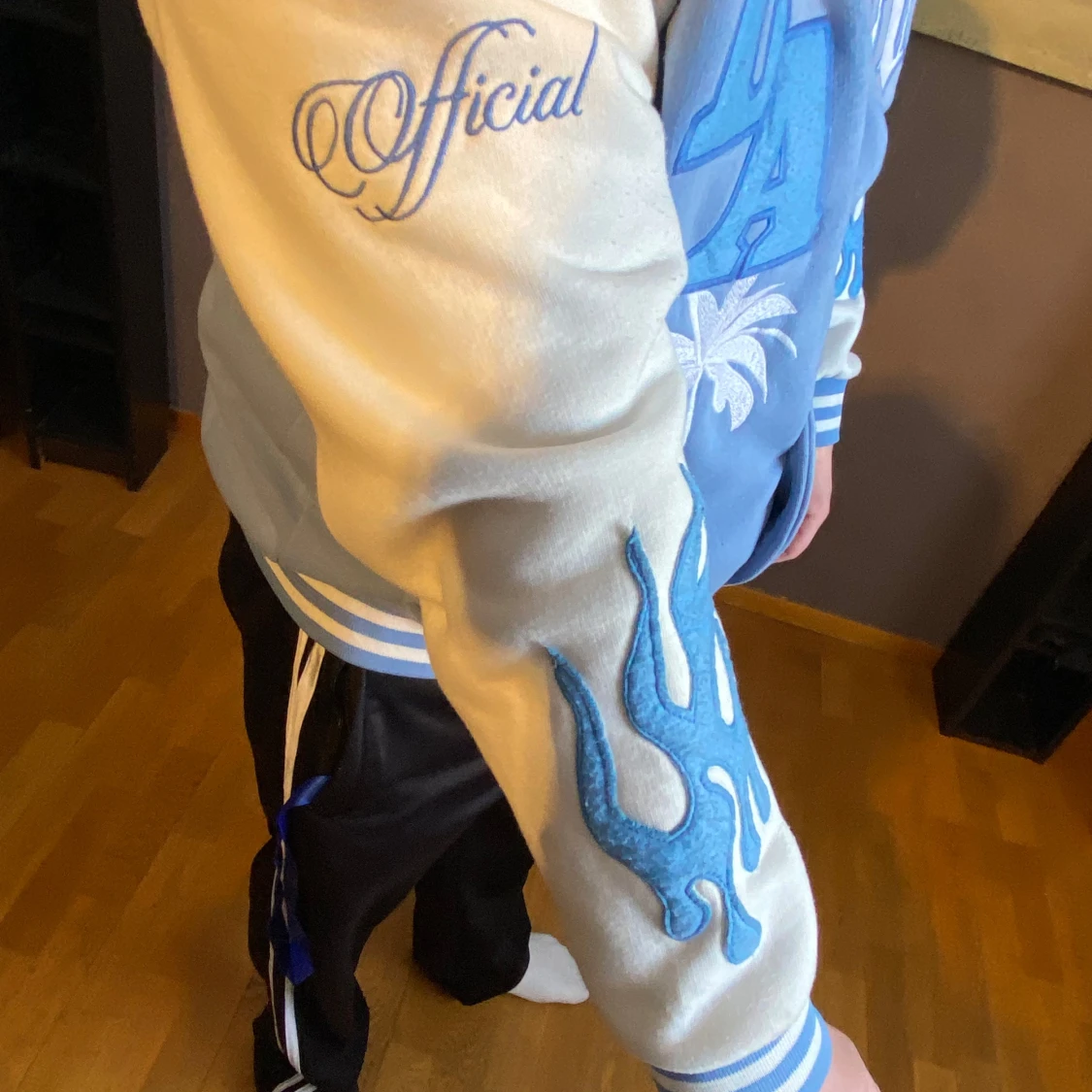 Blå och vit bomberjacka med broderier - 3