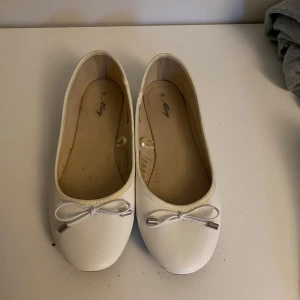 Bal/ student skor  - Säljer nu mina student skor, storlek 38. Endast använda en dag. Säljer dem för 50 kr. Finns även ett par svarta ballerina skor som jag säljer i min profil💞