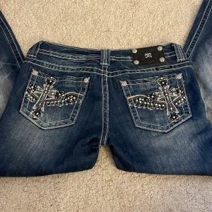 Lågmidjad bootcut jeans från miss me - Lågmidjade bootcut jeans från miss me💕 midjemåttet är ca 39 och innetbenslägnden är ca 83💕 säljer pga de tyvärr inte passar mig längre💕