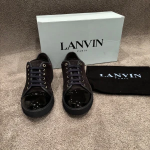Lanvin captoe - Hej! Säljer nu dessa väldigt populära och eftertraktade lanvin skorna! Storlek UK 10 vilket motsvarar 44 i EU storlek! Skick 8/10 finns lite små defekter på captoen och där bak på skon! Överlag bra skick! Inget OG på bilderna medföljer vid köp  Ny pris= 5000 kr Säljs för= 2399 kr