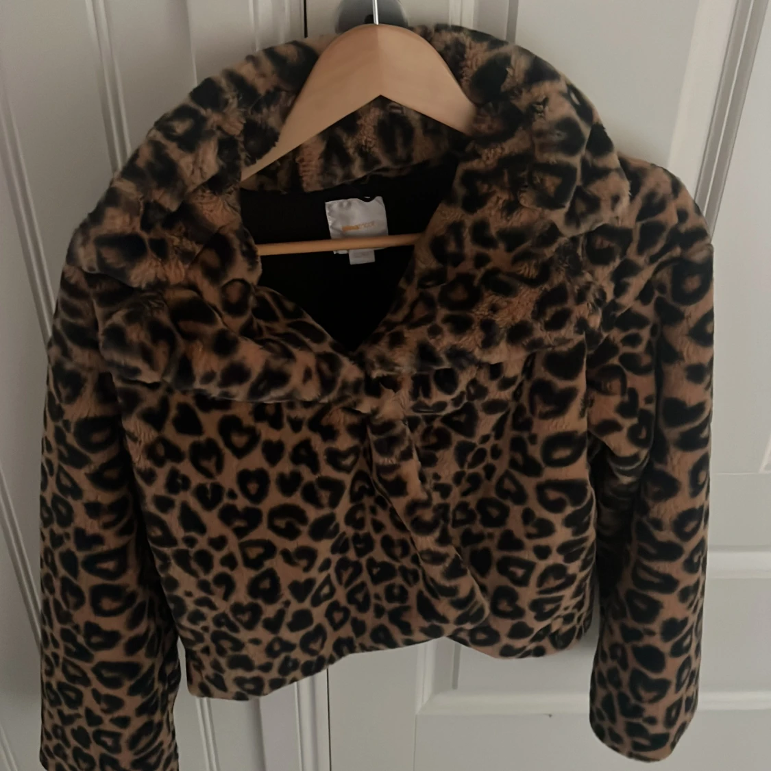 Leopardmönstrad pälsjacka från Gina Tricot - 3