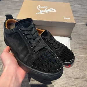 Christian Louboutin Skor - Säljer dessa Christian Louboutin skor som givetvis är äkta! Med skorna så medföljer og box, två dustbags, extra snören, extra spikes. Skorna är storlek 44 Eu. Finns mindre skavanker som syns på bilderna men kom gärna privat om du vill se noggrannare!