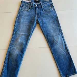 Replay Anbass jenas - Replay jeans i mycket bra skick. Modell: Anbass W 28. Jeansen är uppsydda och man kan se längden på sista bilden, 89cm långa. Hör av er vid frågor och funderingar.