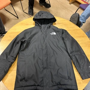 The North Face jacka svart - Säljer för 800 pris kan diskuteras.