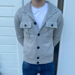 Stickad cardigan - En sjukt fet stickad cardigan | Modellen är 184 |  Skick  :9/10 | Hör av er vid fler funderingar🦦