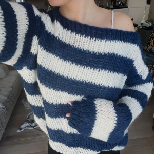 Design by Si tröja - Mysig stickad tröja i blått och vitt från Design by Si. Tröjan har ett randigt mönster och är långärmad med en avslappnad passform. Köpt från deras hemsida för 529kr😊