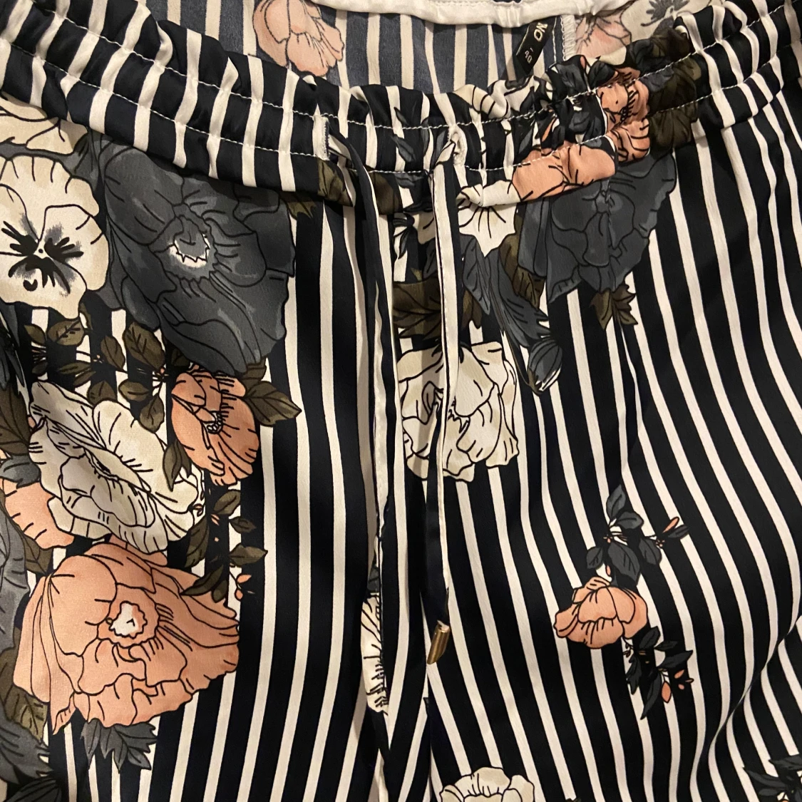 Randiga blommiga byxor från Only - 1