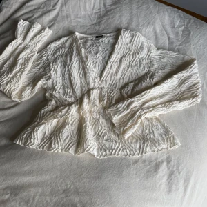 Blus  - En super söt, somrig blus från Gina tonic i storlek M, använt en gång😊