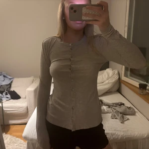 Tröja med knappar - Långärmad ribbad Tröja/topp med knappar