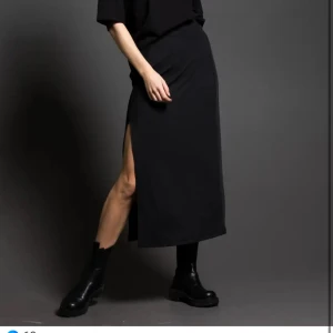 Svart långkjol från 157 - Svart långkjol från 157 i modellen Lively. Kjolen har en stilren design med en slits på sidan.