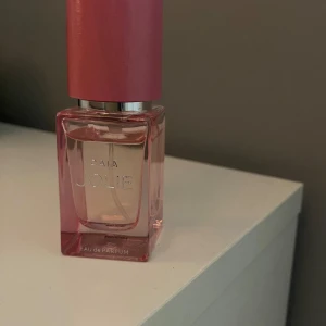Parfym Caia Jolie - Caia parfym Jolie nästan oanvänd och den är limited, alltså går ej att köpa från hemsidan💗 15 ml💗