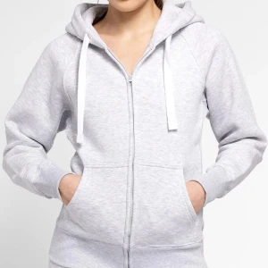 Grå hoodie från russemerch med dragkedja - Säljer denna super sköna o snygga zip hoodien från Russemerch! Använd fåtal gånger och inga som helt defekter på. Säljer den då den inte kommer till mycket användning💕 Skriv om ni vill ha fler bilder hur den sitter osv. Nypris 749kr!!💕💕
