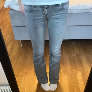 Grå bootcut jeans från Gina - Jeans i fint skick ifrån Gina, passar mig som är 170