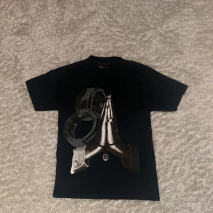 Svart t-shirt från Audemars Piguet x Cactus Jack - Säljer min travis scott x Audemars piguet t-shirt i storlek M. Tröjan är sparsamt använd utan fläckar, hål etc. Exklusivt collab därav den högre prislappen