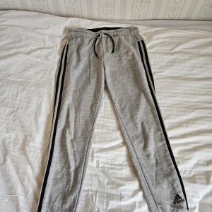 Adidas mjukisbyxor  - Superfina mjukisbyxor från Adidas. Midwaist. Använt men fint skick 🩷