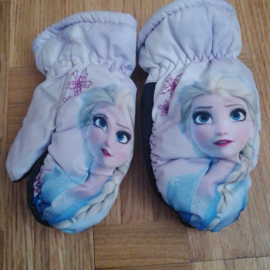 Vita vinterhandskar med motiv