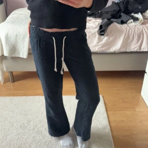 Svarta Roxy linnebyxor  - Säljer ett par svarta Roxy linnebyxor, skriv för flera bilder 