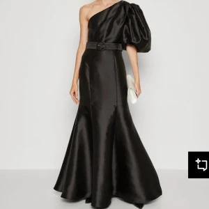 SÖKER!! Svart oneshoulder klänning, ByMalina - SÖKER! Denna klänningen från by malina! Hör av er om ni har klänningen i storlek 32/34! Hör även av er om ni har klänningen i den ”röda” färgen! 