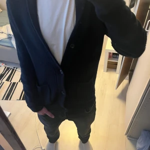 Fet cardigan(sommarkofta) - Fet stickad cardigan med knappar, skick 9/10, använd några gånger. Storlek M, modellen är 182, riktigt bra kvalite och perfekt till våren. Fråga vid minsta fundering.