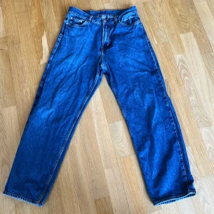 Blå jeans från Sweet Skateboarding Company - Säljer ett par klassiska blå jeans från Sweet Skateboarding Company. De har en straight passform och är tillverkade i slitstarkt denim. Jeansens design inkluderar broderad logga på fickan och en läderpatch med märke på baksidan. Innetbenslängd är 73,5 och 40 cm tvärs över midjan. Priset kan diskuteras. Kontakta vid frågor!!!