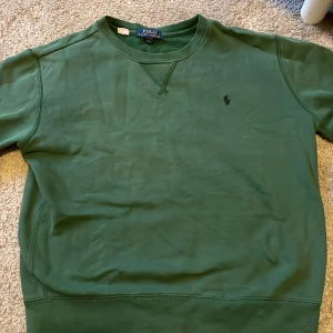 Ralp lauren sweatshirt  - Grymt snygg och klassisk ralph lauren tröja i bra skick och för ett grymt pris. Även i en eftertraktad färg, olivgrön. Små defekter av användning drf de låga priset. Priset kan diskuteras, hör även av dig vid frågor! 