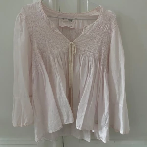 Odd Molly blus - Superfin rosa blus från odd Molly men fina detaljer. Passar perfekt till våren!