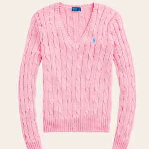Rosa stickad tröja från Ralph Lauren - Säljer en snygg rosa stickad tröja från Ralph Lauren med v-ringning och kabelstickat mönster💞Nypris ligger runt 2200kr. Fråga gärna om fler bilder💕är öppen för prisförslag. Den är lite nopprig på vissa ställen men inget som syns💕