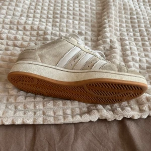 Beige adidas campus  - Snygga beige sneakers från Adidas med klassiska tre ränder i vitt på sidan. KÖPTA för 1500 eftersom dom är använda säljer jag dom för 800, kan gå ner i lite i pris. SKRIV PRIVAT för fler bilder. Skorna har en gummisula med bra grepp och snörning framtill. 💗