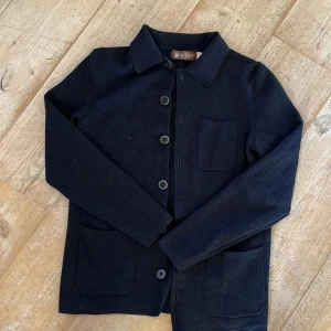 Marinblå kofta från Morris - Snygg blå kofta från Morris med knappar framtill och två praktiska fickor. Perfekt för en stilren look och nu till våran. Den har en slimfit model och skulle passa någon mellan 165-175. Skriv om ni ha några funderingar!!😁😁PRISET ÄR INTE HUGGET I STEN❌❌❌